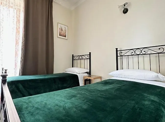 Pardis Hostel